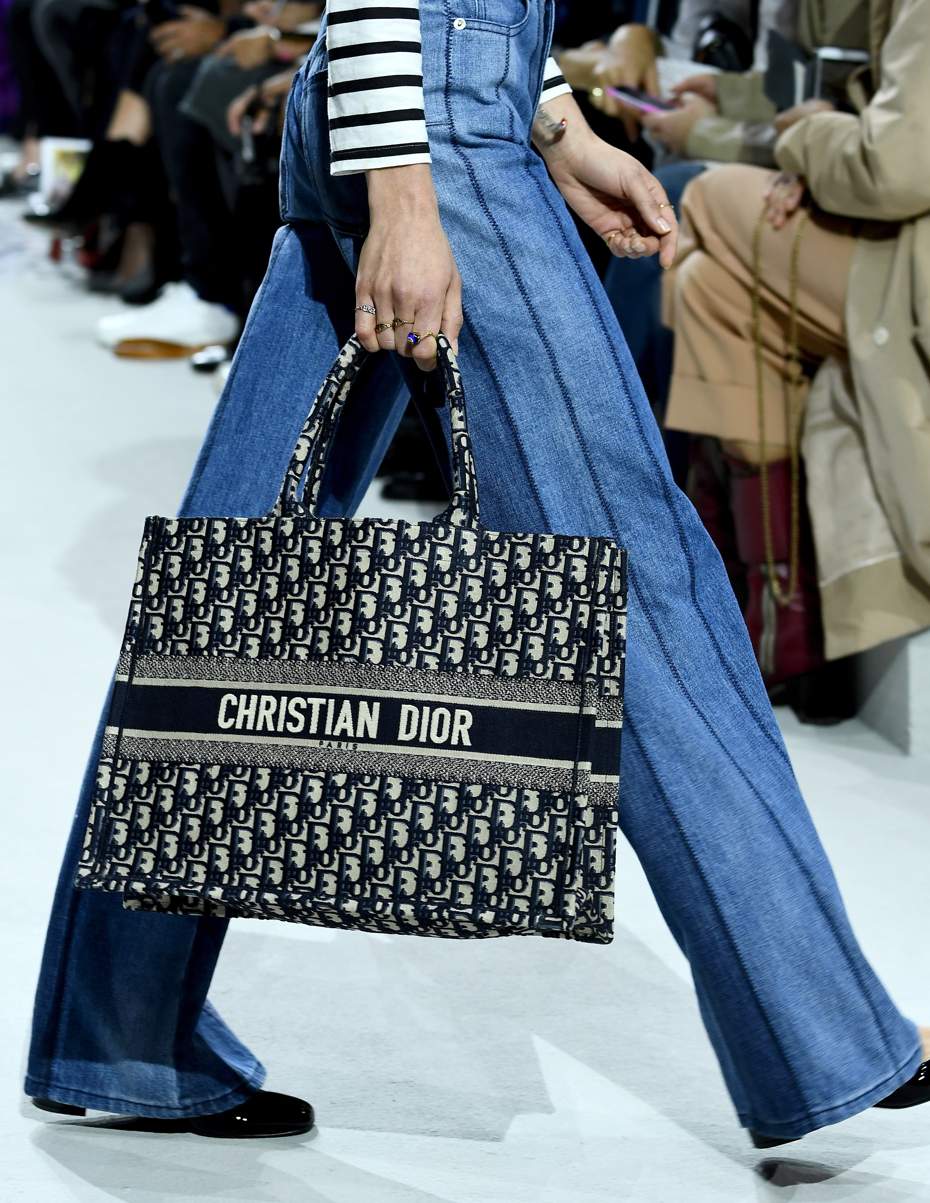 PARIS, FRANCE - SEPTEMBER 26: A model, bag detail, walks the runway during the Christian Dior show as part of the Paris Fashion Week Womenswear Spring/Summer 2018 on September 26, 2017 in Paris, France. (Photo by Pascal Le Segretain/Getty Images) (Foto: Getty Images)