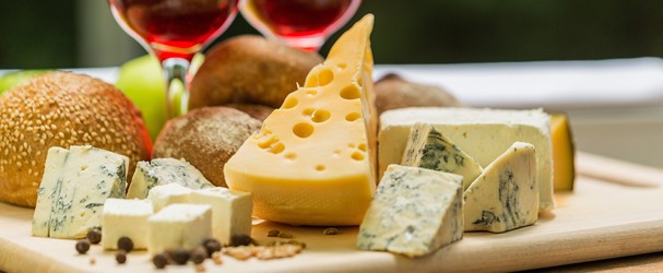 Glasses of Wine with Cheese and Bread (Foto: Getty Images/iStockphoto)