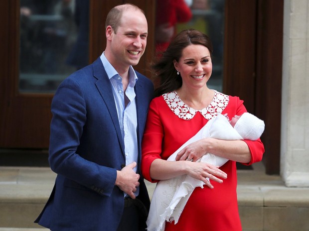 Ao lado do príncipe William, Kate Middleton deixa o hospital após dar à luz seu terceiro filho (Foto: Reprodução / Instagram)