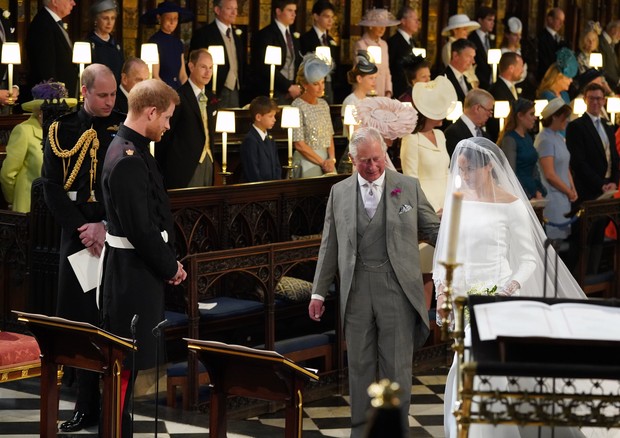 WINDSOR, UNITED KINGDOM - MAY 19: Prince Harry looks at his bride, Meghan Markle, as she arrives accompanied by Prince Charles, Prince of Wales during their wedding in St George's Chapel at Windsor Castle on May 19, 2018 in Windsor, England. (Photo by Jo (Foto: Getty Images)