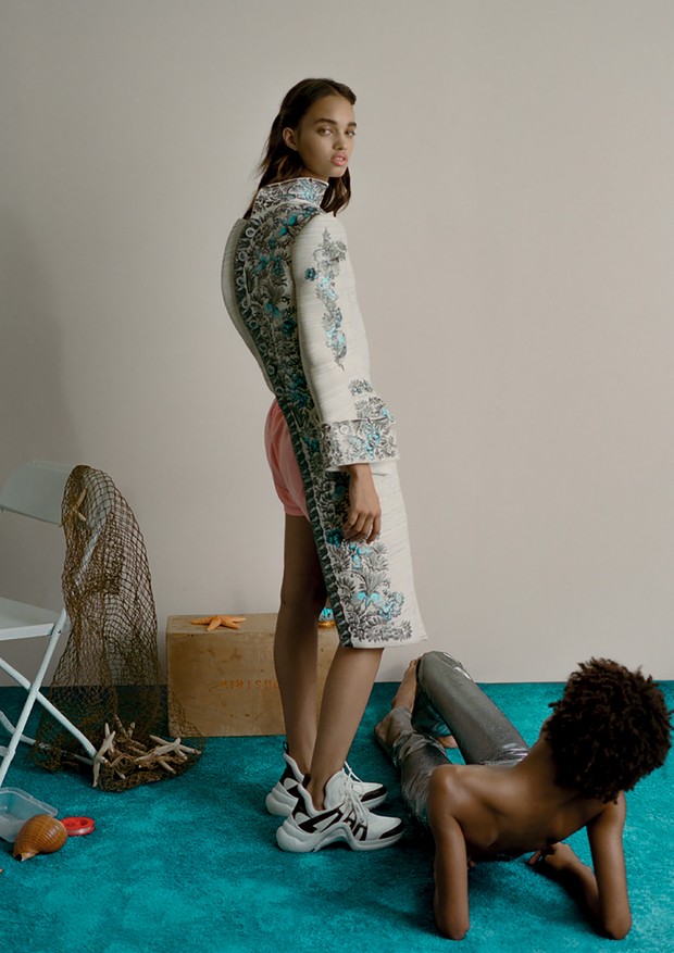 Casaco, camisa, shorts e tênis, tudo Louis Vuitton (Foto: Zee Nunes)