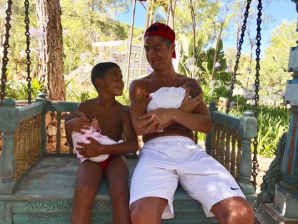 Cristiano Ronaldo com os filhos (Foto: Reprodução/Instagram)