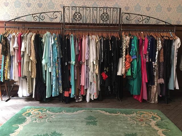 Arara da Casa Juisi, onde é possível alugar roupas vintage (Foto: Reprodução)