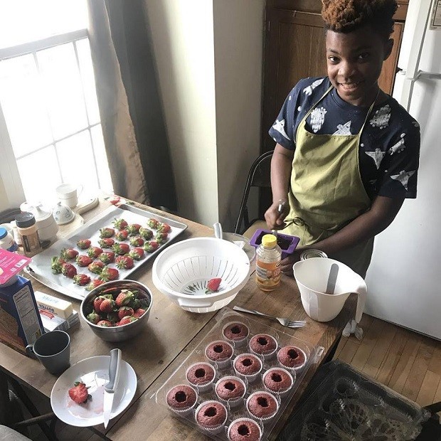 Fado! Menino de 13 anos abre sua própria padaria e doa doces para sem-tetos (Foto: Divulgação)