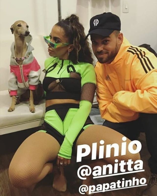 Anitta nos bastidores de premiação com Plínio e Papatinho (Foto: Reprodução / Instagram)
