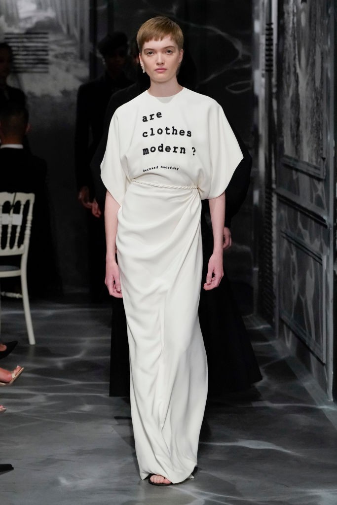 "Roupas são modernas?" foi o slogan do desfil de alta-costura da Dior (Foto: Getty)